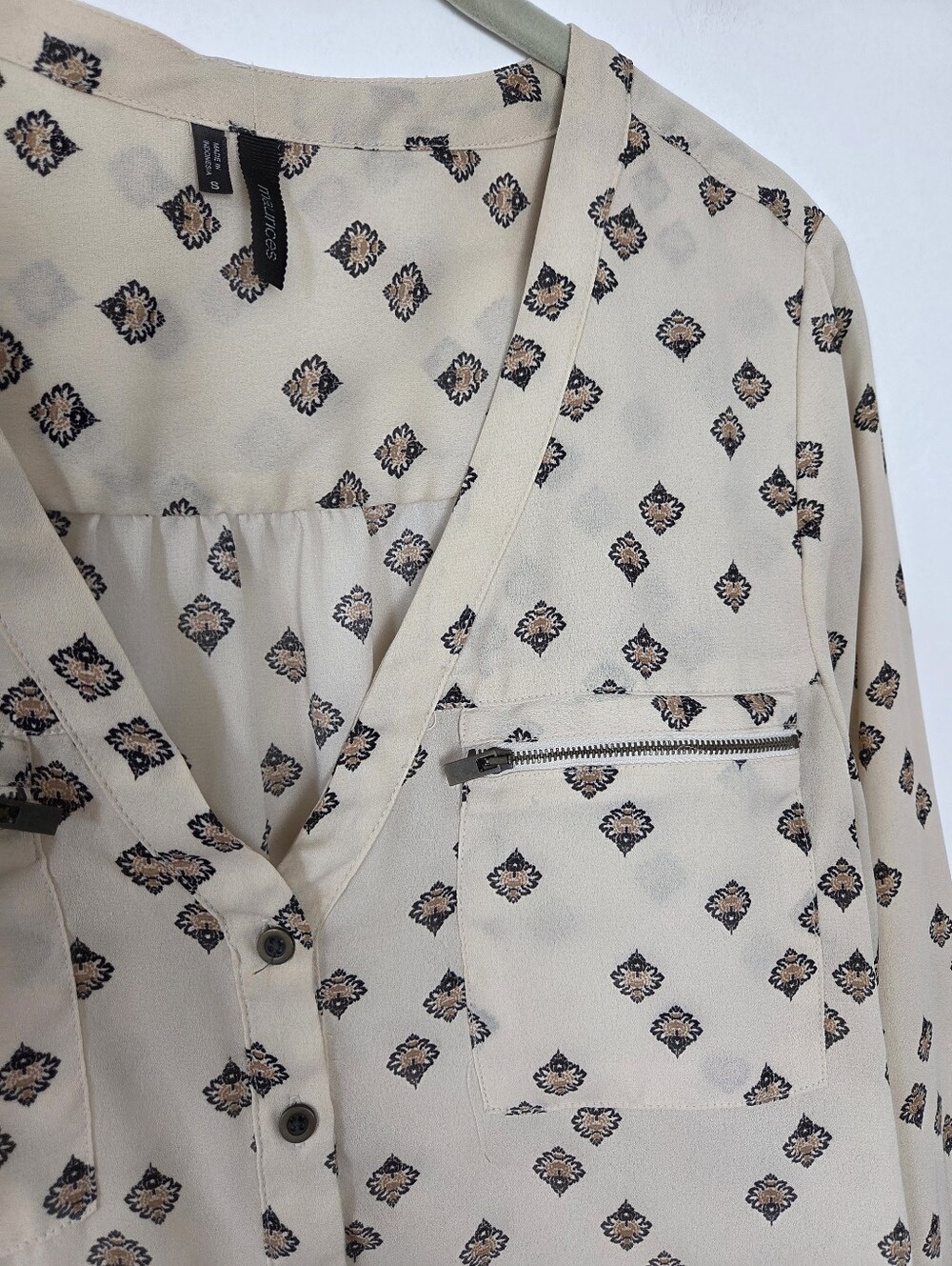 Maurices Blouse Top Ivory Damask Ikat Boho V Neck Roll Tab Lightweight Summer S - Picture 6 of 9